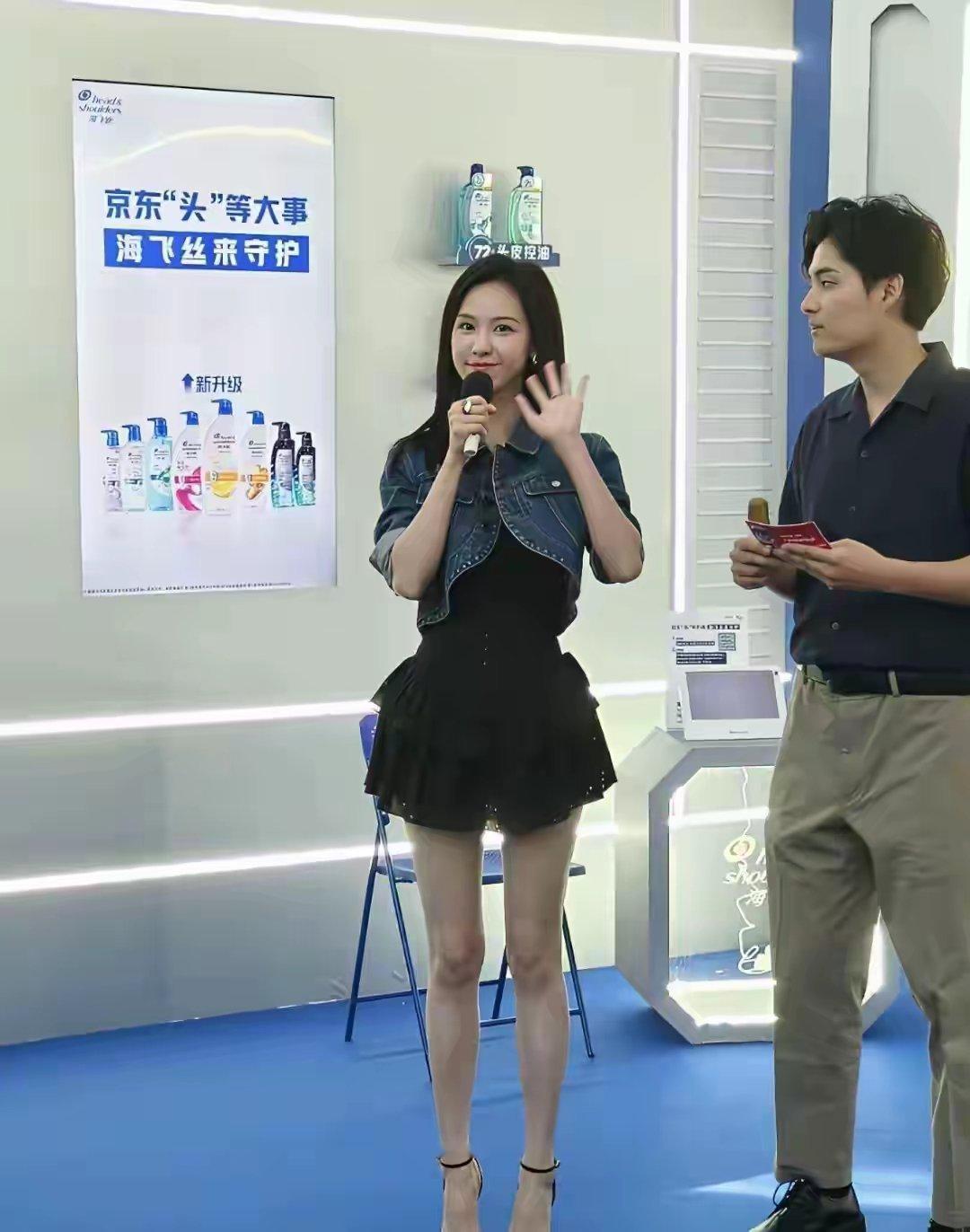 终于知道女明星有多漂亮了，私下素颜的样子都那么美。一般人真的不能和她比呀，太漂亮