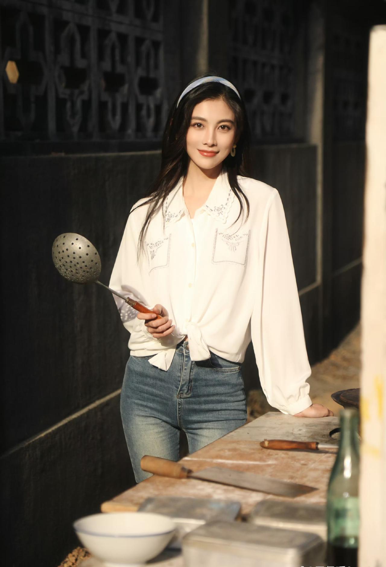 赵丽颖捧了四次都没红的人，到底差在哪儿？你刷《小城大事》时，肯定记住了那个巷口