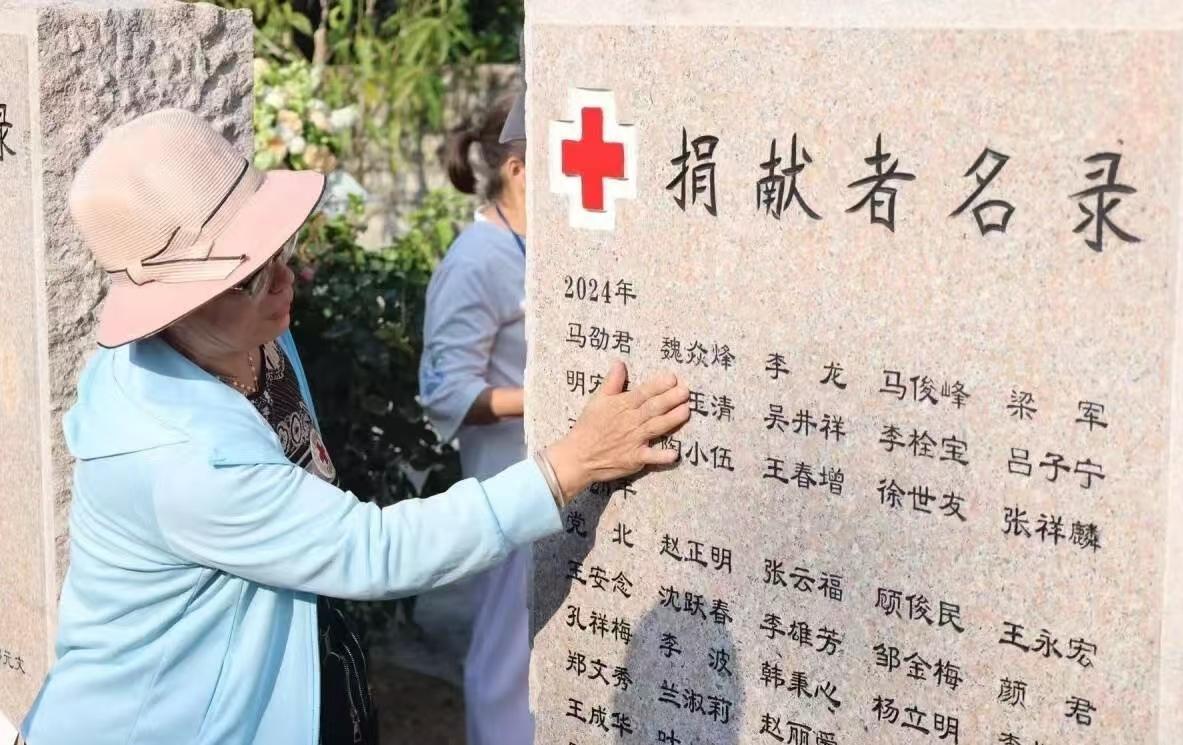 “闻所未闻！”湖北黄石，一男子家老人，多年前，在相关部门办了遗体捐献登记，拿到了