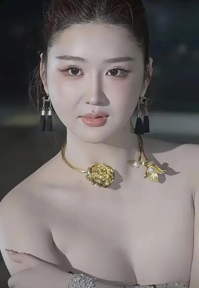 陈蕾娜凭借183cm优越身高，拿下世界小姐中国总冠军，舞台上仪态大方，台风沉稳大
