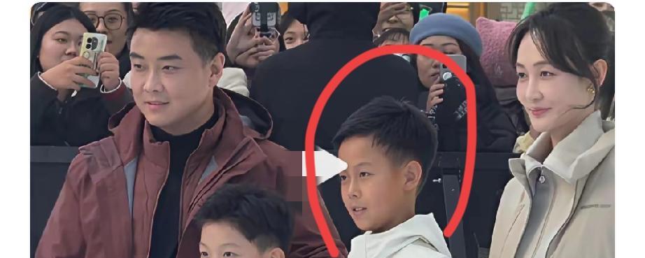 王皓家的大儿子，黑得像个“意外”。老婆白得发光，小儿子也玉雪可爱，偏偏老大像是