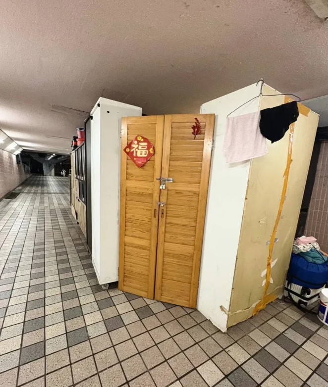 香港地下通道的一幕，不得不说，惊呆了啊。[捂脸哭][捂脸哭]
