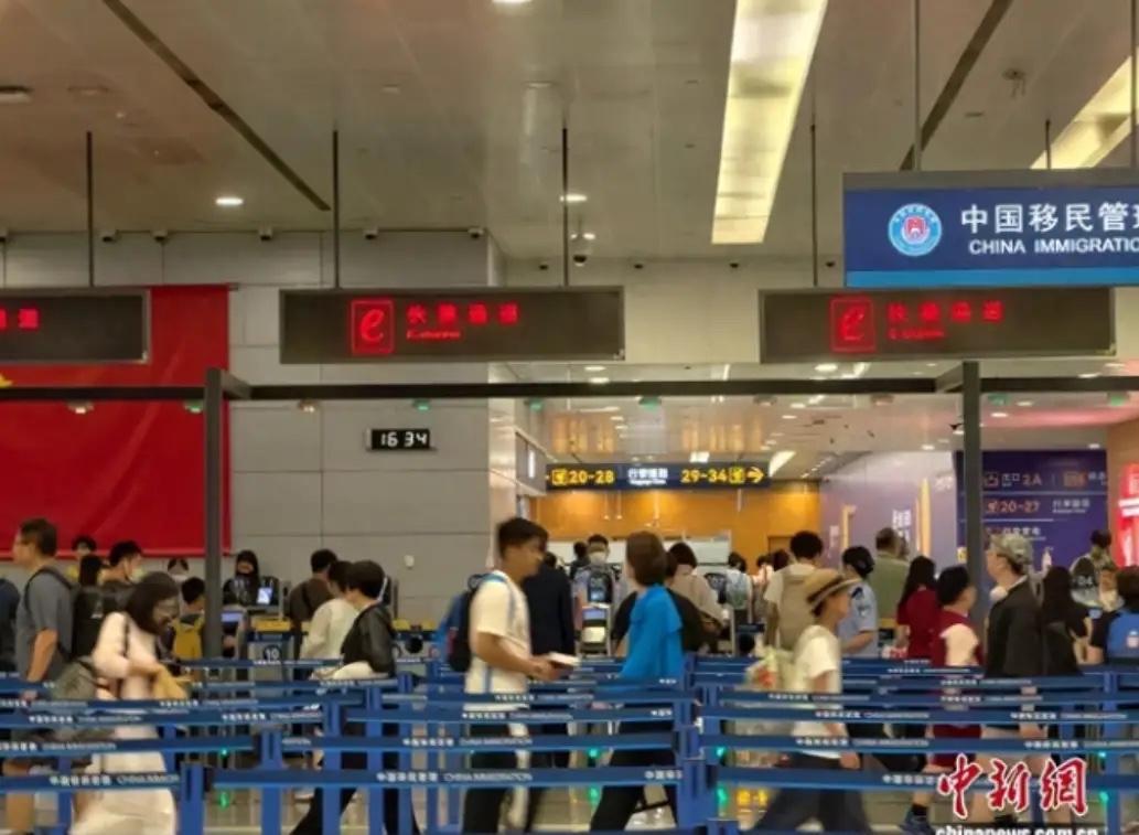 太险了！8月29日报道，上海浦东机场边检民警拦下一名外籍旅客，对方自称来华旅游，