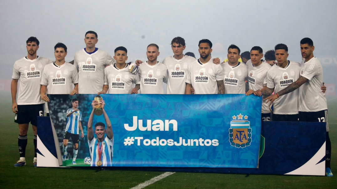 ❤️“我们携手同行！”阿根廷国家队赛前列队向华金·帕尼切利和胡安·福伊特（分别遭