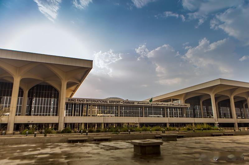 利雅得哈立德国王国际机场接连遇袭，民用航空枢纽屡遭打击，多国旅客无辜受害，令人痛
