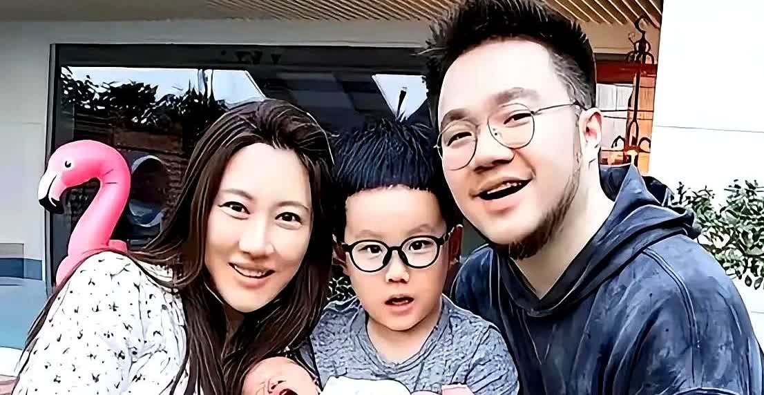 英达抱不到孙子，巴图不接电话，宋丹丹点赞网友一句“爷爷也得考试”。网友翻出旧