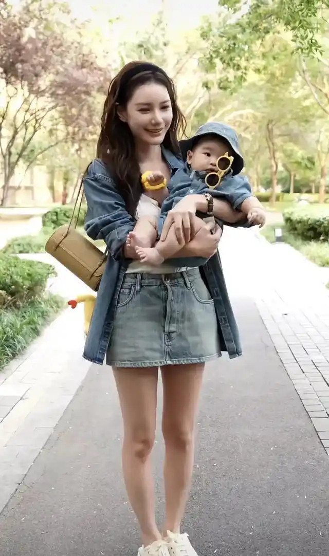 马筱梅带七个月大的小汪宝出门逛街，肉乎乎脸蛋大眼睛，穿亲子装模样太讨喜​​​