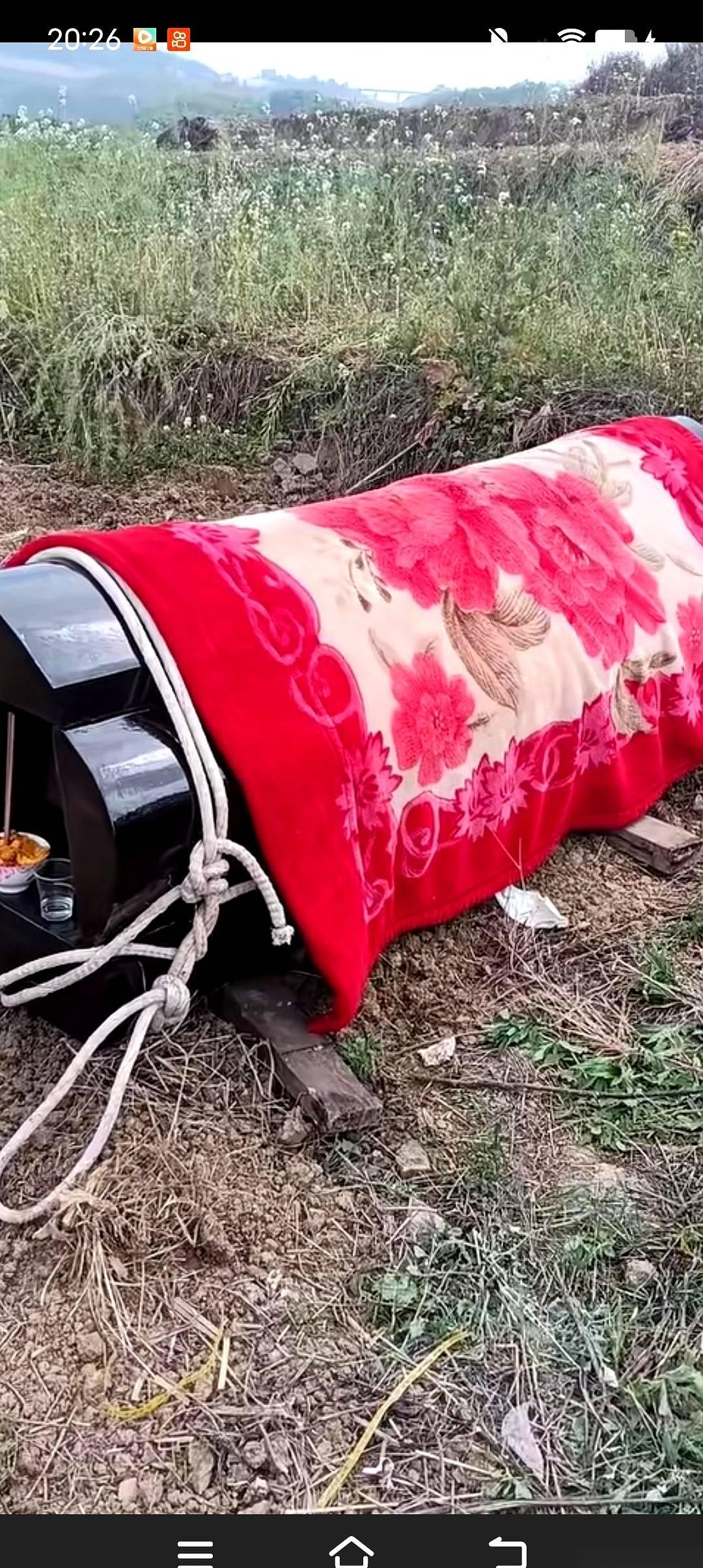 我哥的电话打进来时，机器还在轰鸣。他第一句说的是：“妈自己走上的救护车，清醒着