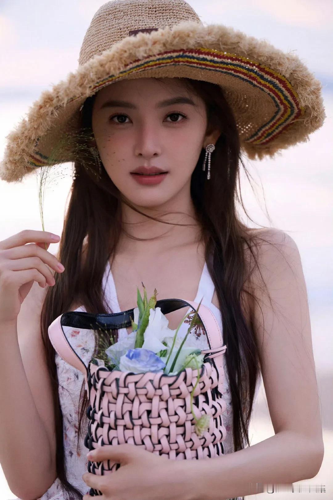 章若楠在《VOGUE》海边假日活动的造型绝了！2025年6月5-6日在三亚这