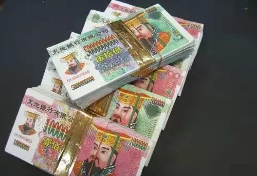 中国冥币在海外“杀疯了”，亚马逊售价翻倍，仍然被外国人抢着买。老外说。有这么好