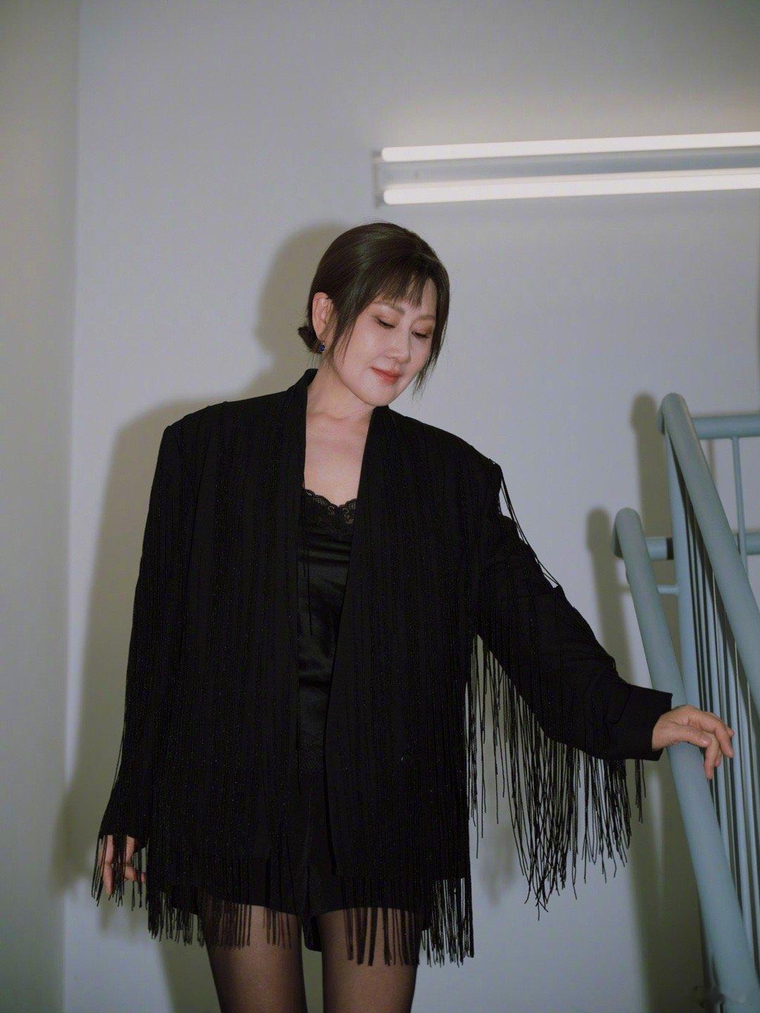 这居然是张凯丽狠狠被惊艳到了！凯丽老师这组造型直接颠覆认知！黑色流苏西装又A