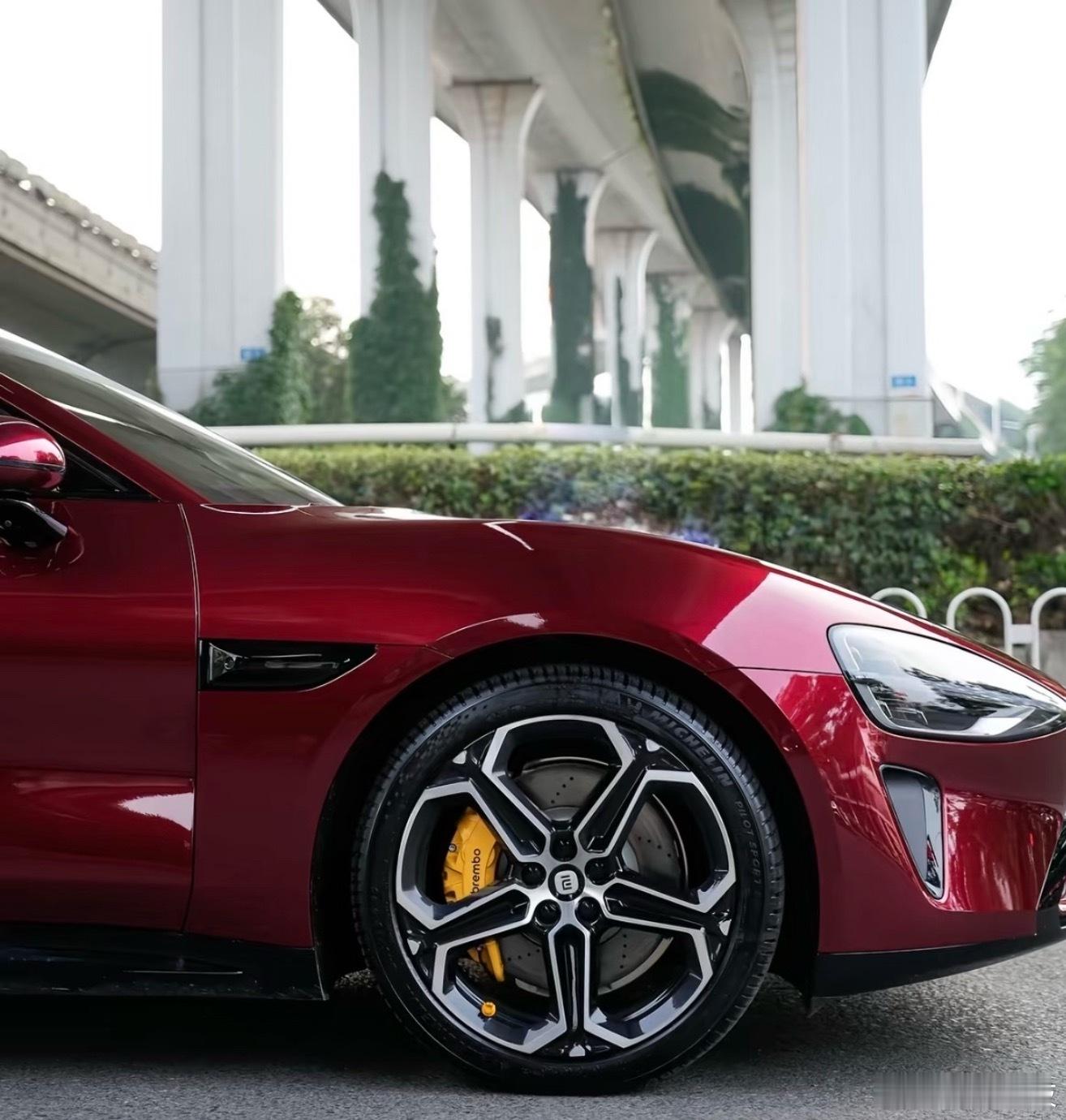 小米新SU7赤霞红实话实说，各大车企里边，小米汽车在配色上是当之无愧的第一梯队。