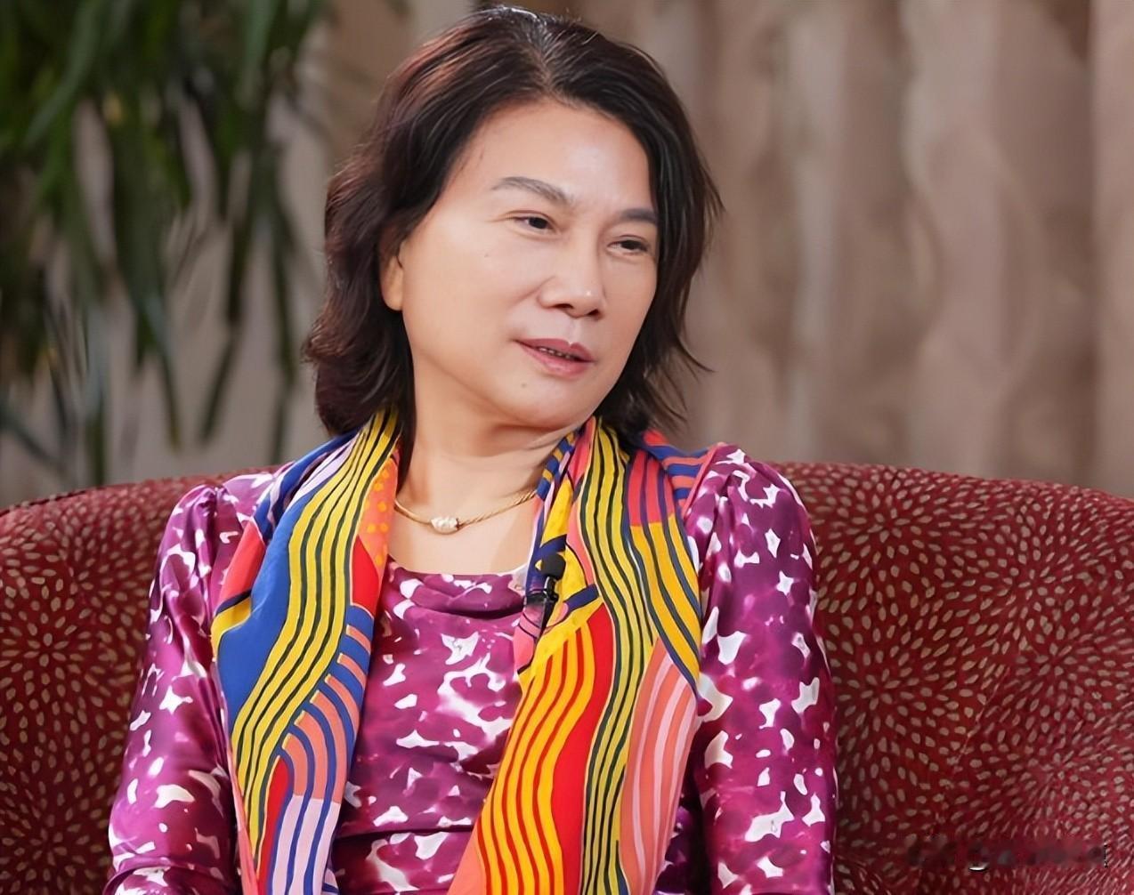 格力突然被《人民日报》连发三篇专访，不是因为她说得多好，而是她做的事太硬核。2