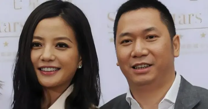 黄有龙没想到, 才与自己官宣离婚2年, 前妻赵薇就因李湘深陷泥潭