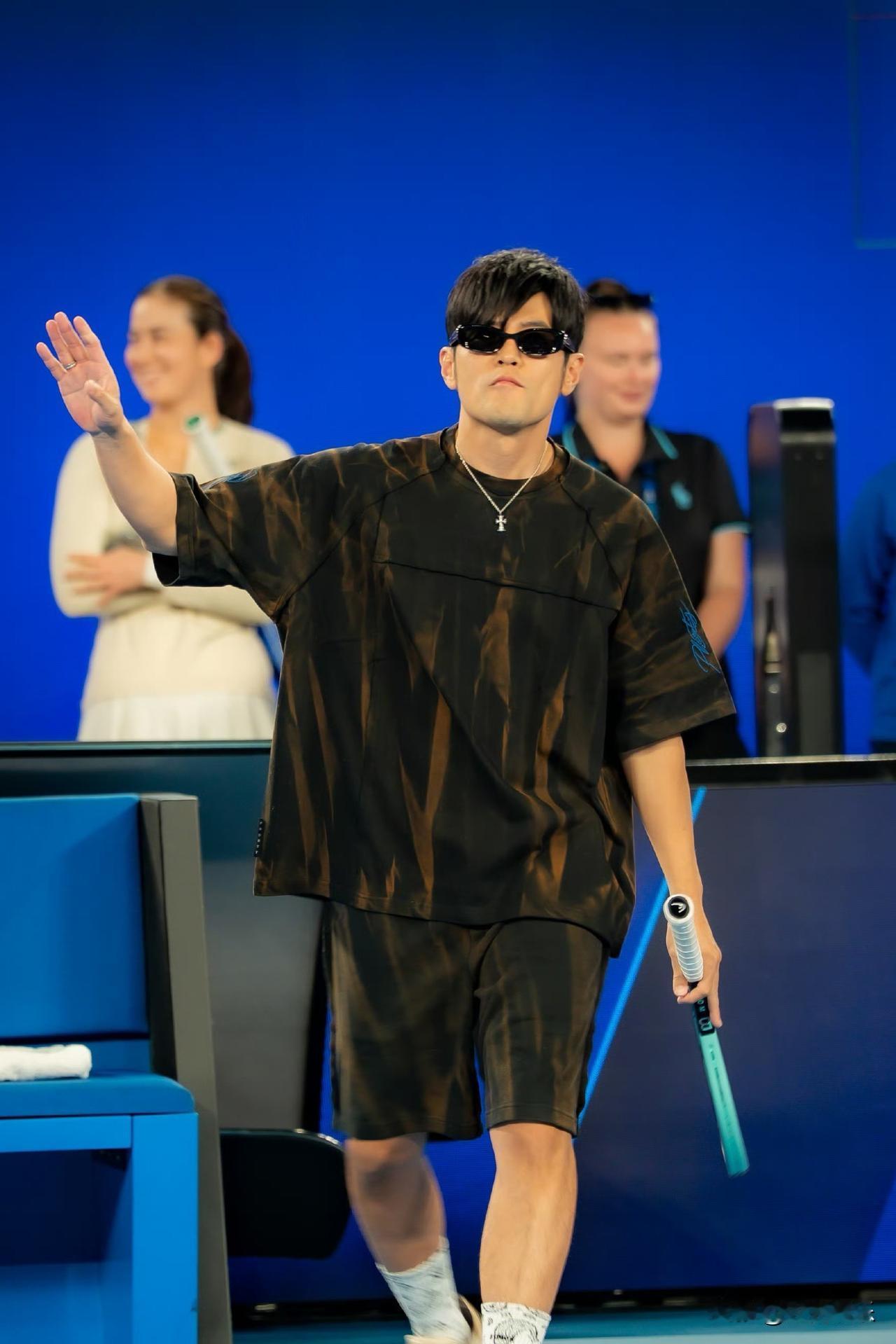 周杰伦参加澳网比赛，国籍代码显示中国获网友点赞，虽然遭遇一轮游，但比赛结果已经不