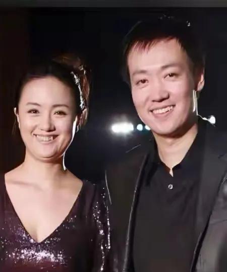 蒋勤勤几乎说不下去，又把眼泪咽回去!我现在不敢在小区遛弯儿，因为每个角落几乎
