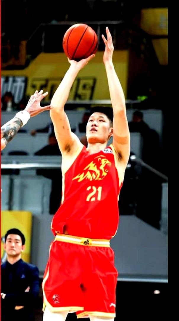 广厦内线这问题，根子根本不在于签谁，而是要个什么样的人！胡金秋都快累垮了，肩