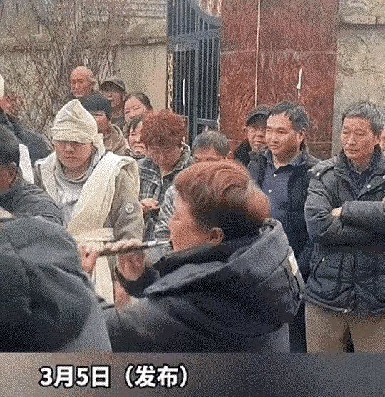 河南这场送别，看哭全网！好闺蜜不幸离世，女子千里奔丧。她没有嚎啕大哭，而是拿