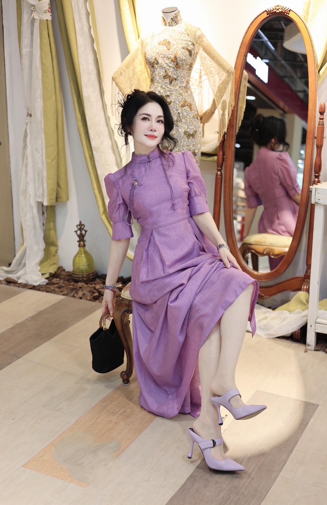 她不必是玫瑰，可以是野草，是荆棘，是任何不被定义的形状。