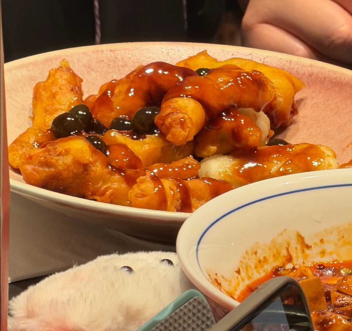 看到隔壁桌的一个创新菜糖醋里脊里面放珍珠大家作何评价？