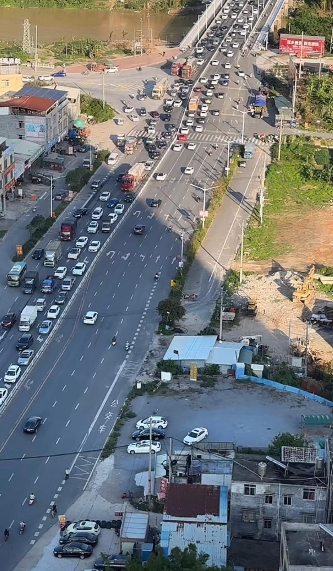 17:49，4月30日玉林北流三桥路口堵车。玉林北流三桥路段堵车现场玉林