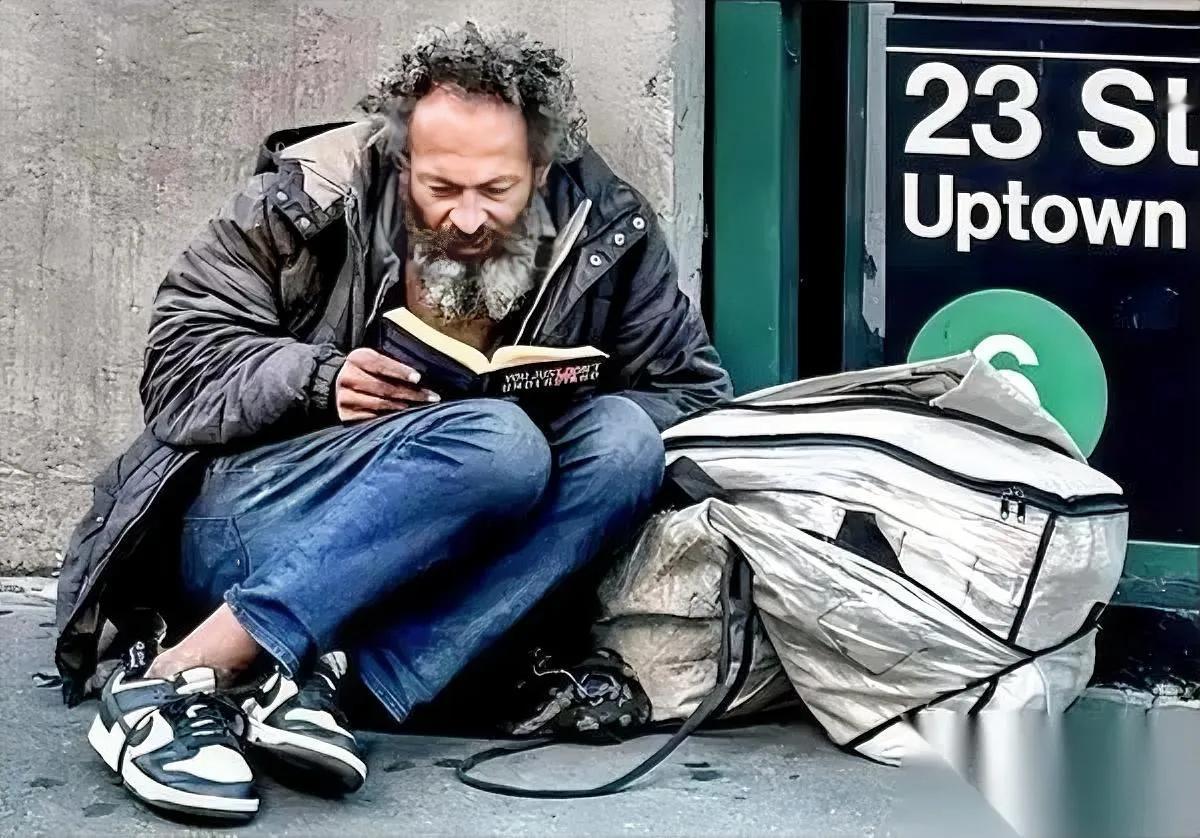 造词鬼才上线！牢A又扔核弹。“高达”不是机甲，是西装里那副永远昂头的骨架