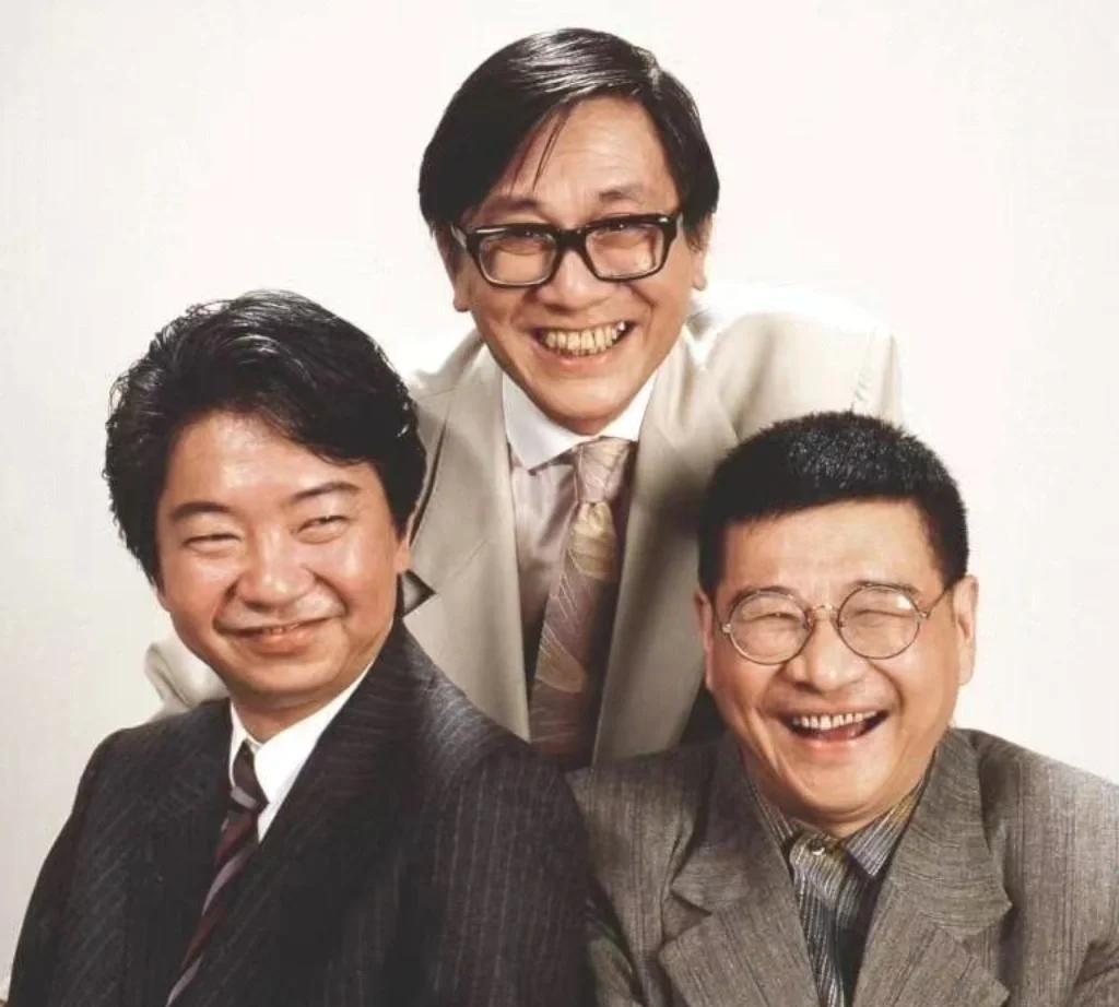 一个时代过去了……2004年：黄霑因肺癌病逝，万人合唱《沧海一声笑》送别。