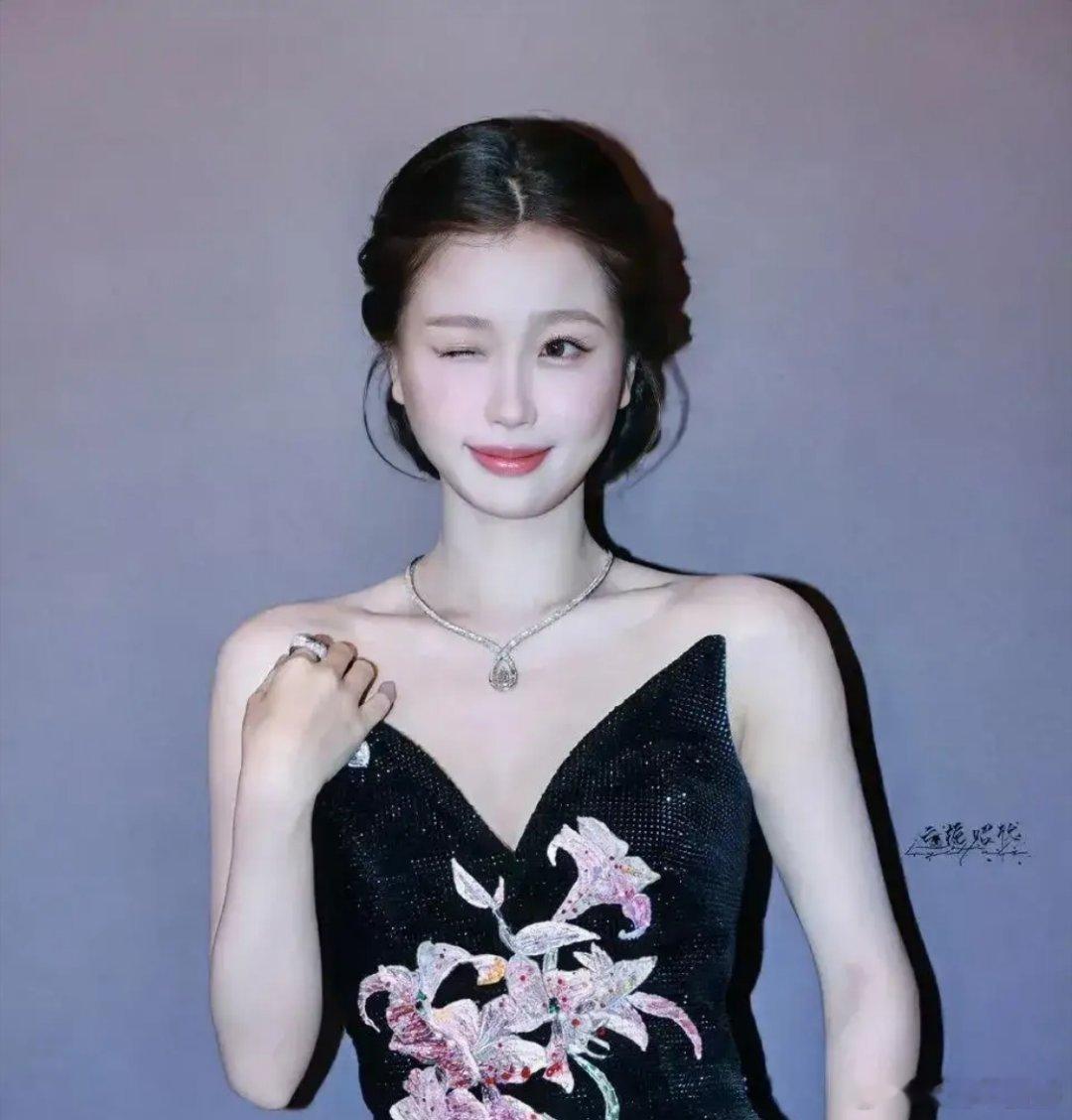 酵色虞书欣镜头下，她灵动演绎品牌魅力，或化身甜酷少女玩转色彩美学，或变身氛围感