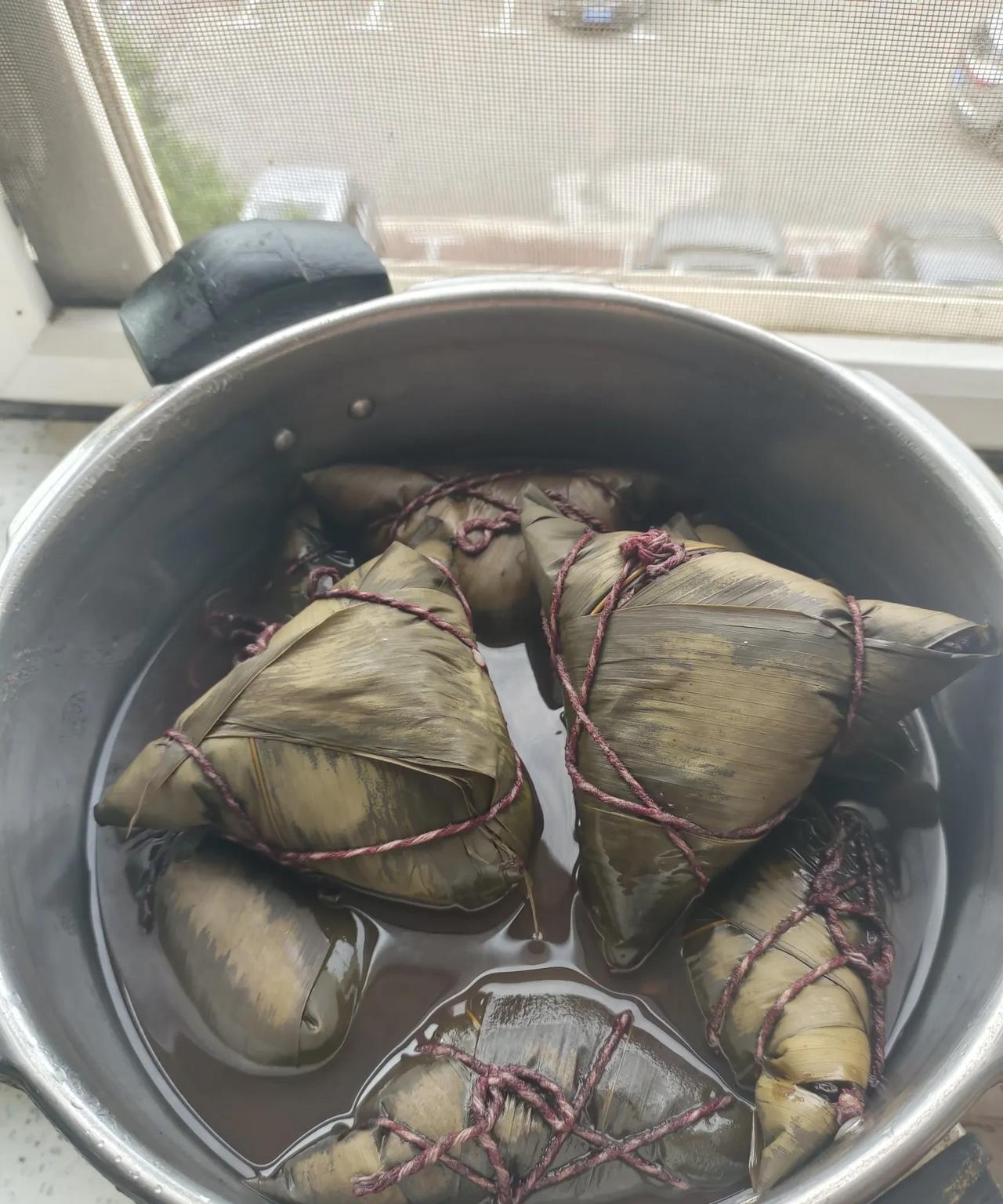 今天端午节，烟台端午节也要吃粽子！我妈妈今年70多了，为了家里亲戚朋友，能吃上