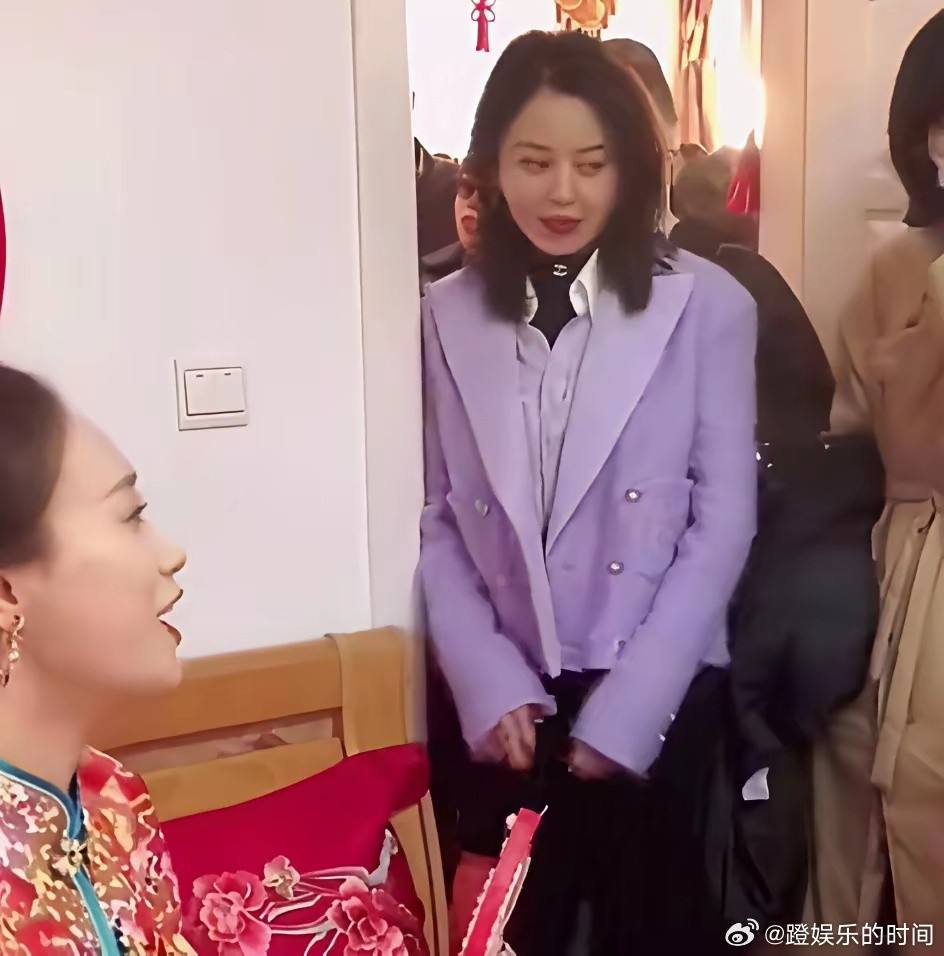 辛芷蕾回鹤岗给弟弟当伴娘，递完茶水蹲在角落偷偷抹泪。你猜她随了多少礼？一套湖景复