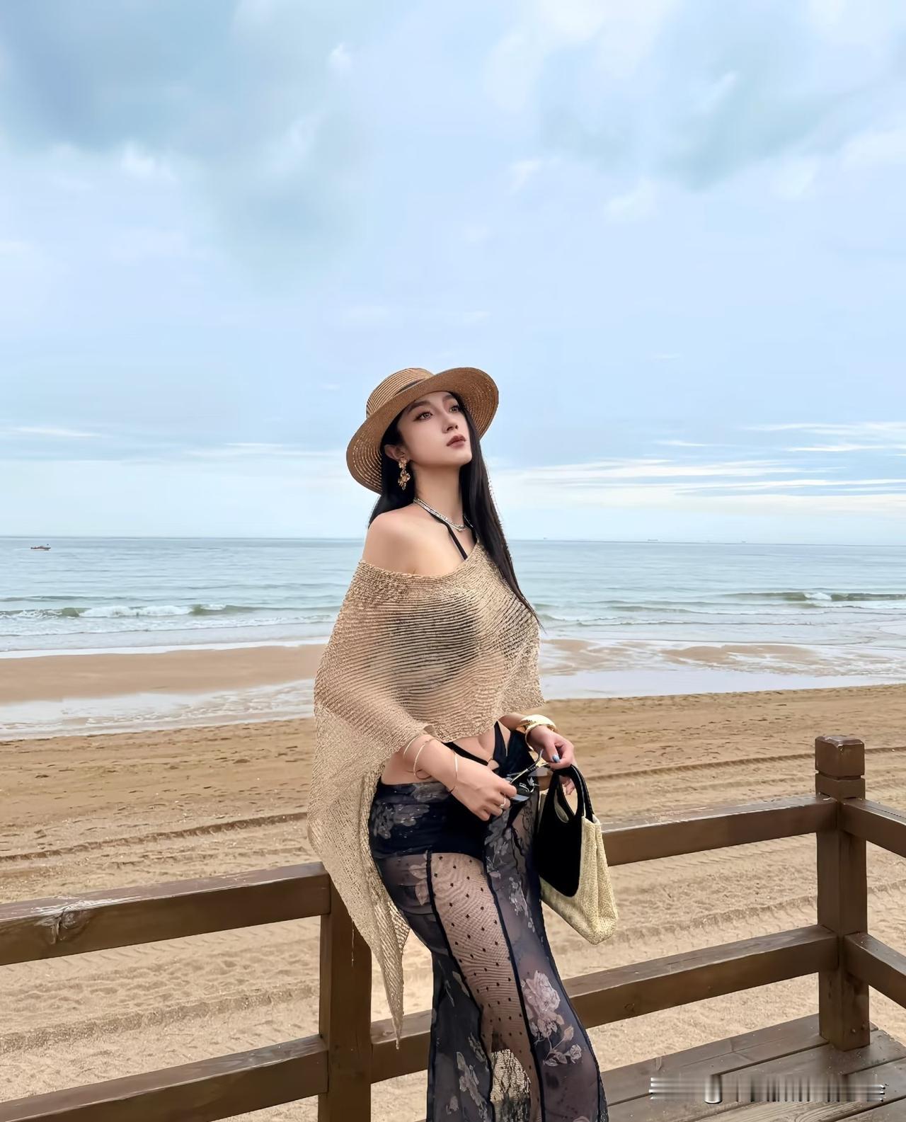 海边沙滩摆拍穿搭技巧性感美女图