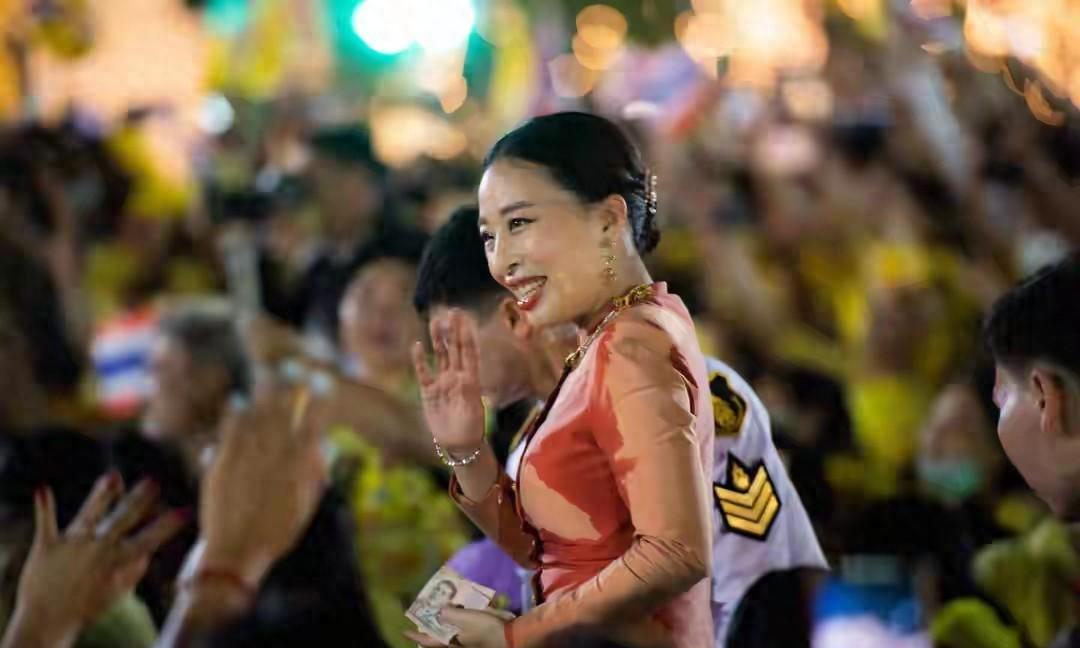白发人送黑发人！73岁泰王为女儿打破皇室规矩，长跪灵前不起，哭肿双眼，像个孩子
