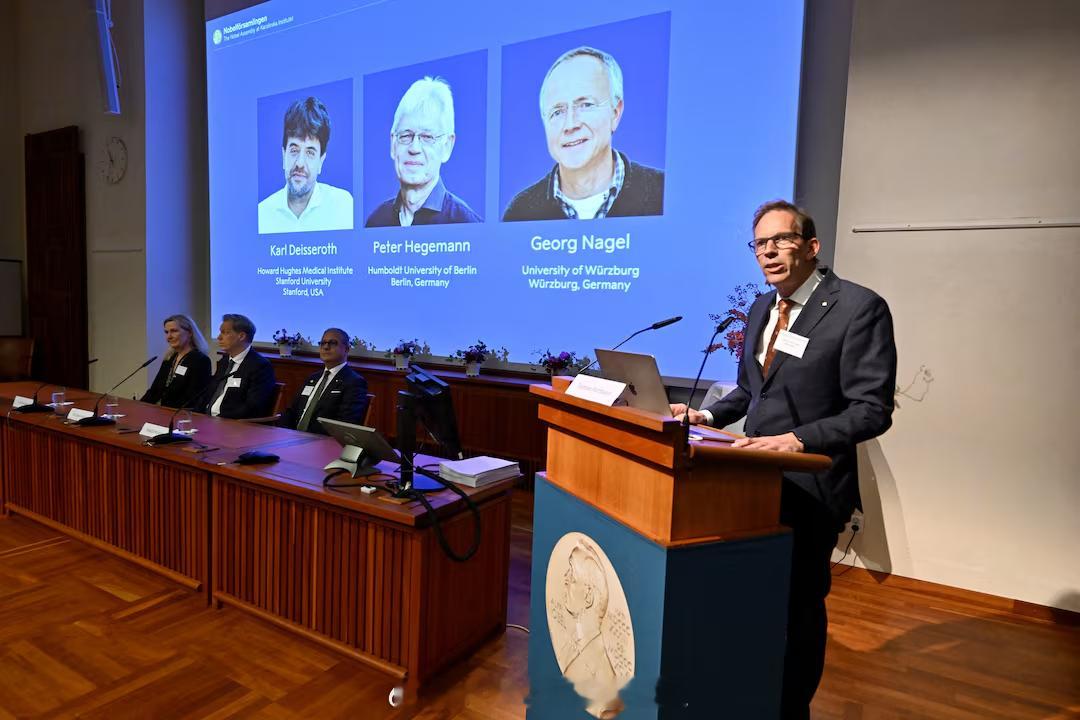 2026医学奖给了“用光开关神经元”今年诺贝尔生理学或医学奖授予卡尔·戴塞洛斯、