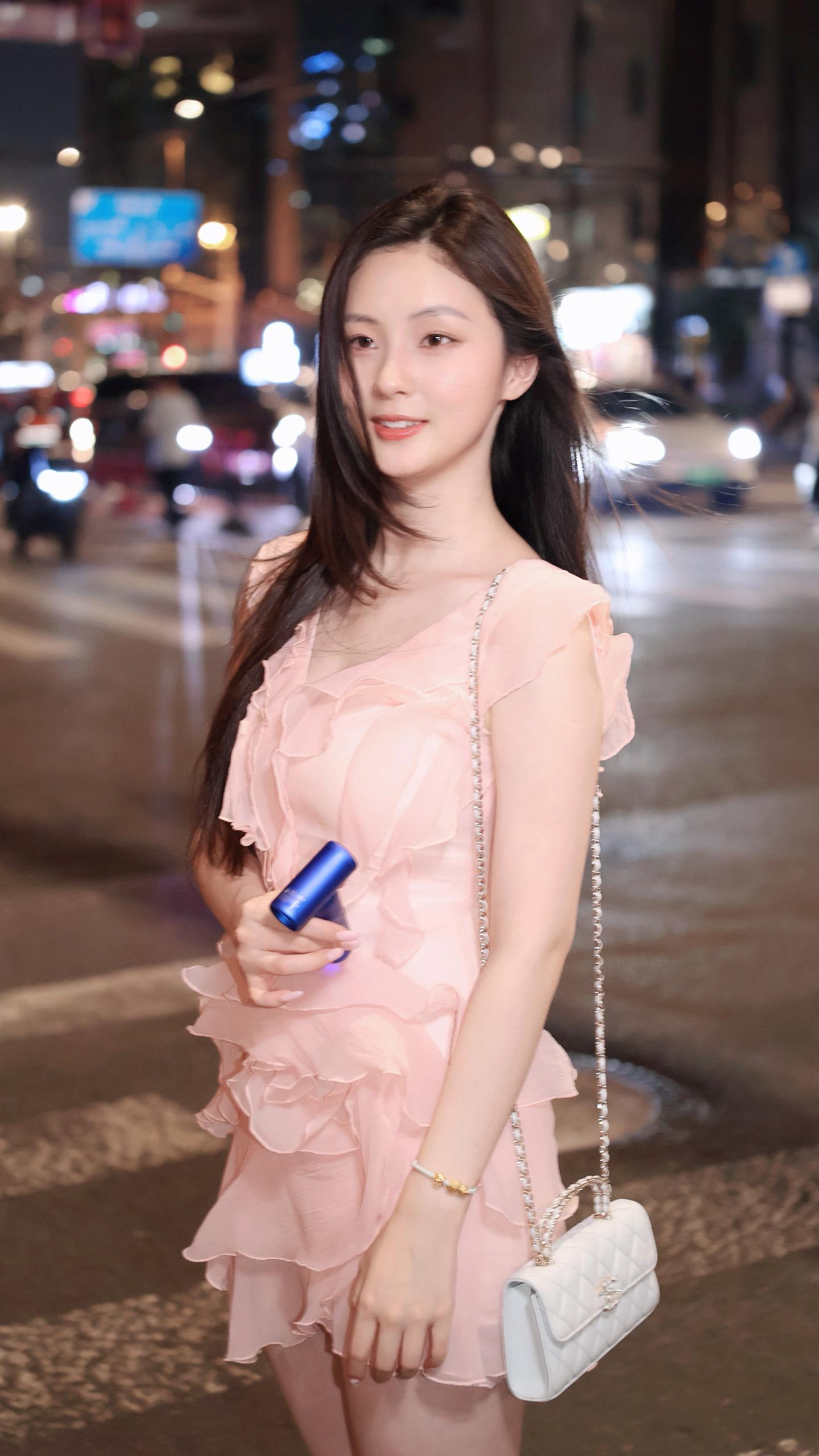 粉裙美女 收腰粉裙 粉裙女神 甜美街拍 街拍粉色穿搭