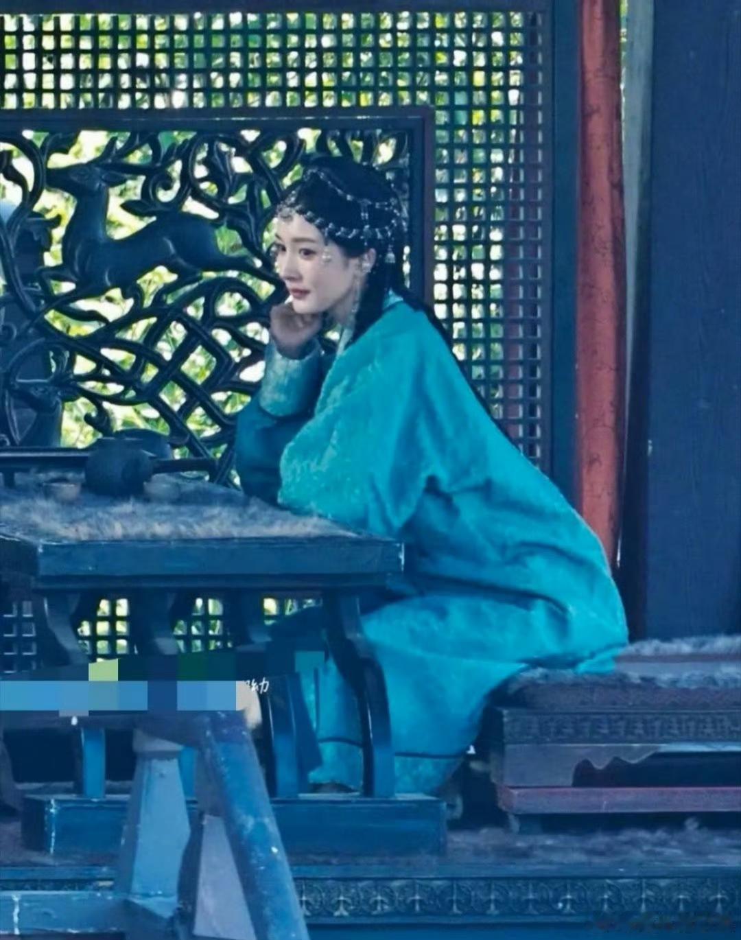 杨幂古装新剧路透出圈，绿裙造型灵动却因年龄惹争议！杨幂《江山大同》片场路透