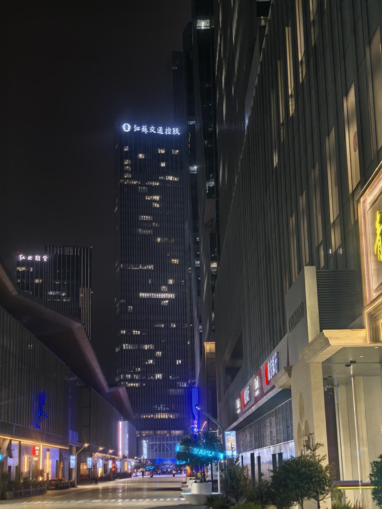 南京的三场雪南京第一场雪没扫，被全网笑。南京第二场雪没下，被全网笑。南京第