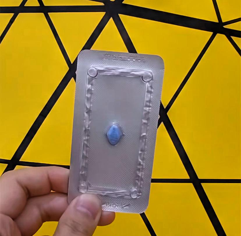 刚跟老公吵完架还在生闷气，他倒好，关灯上床就往我怀里钻！我一把推开他说“别碰