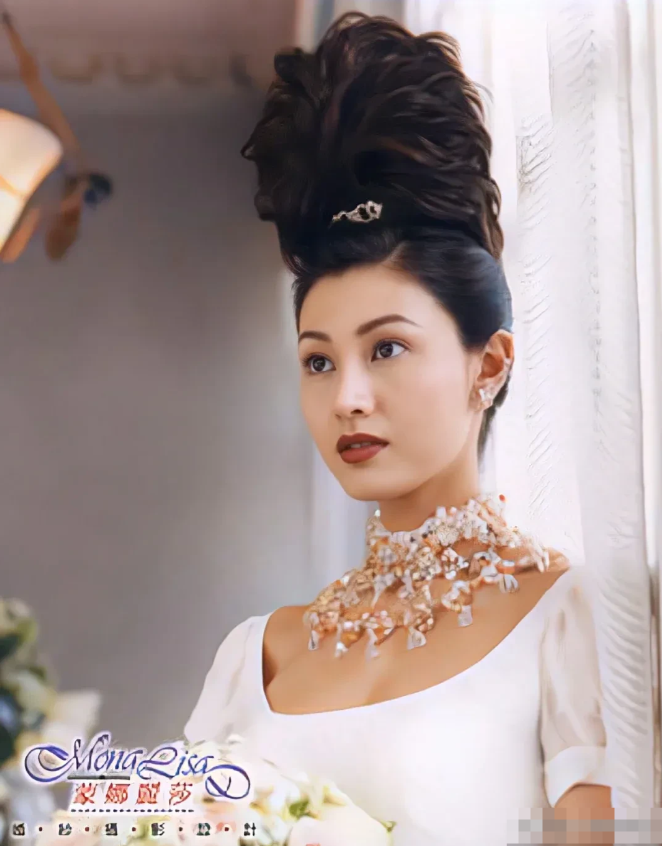 不愧是最美港姐，人美、自信。李嘉欣早些年的婚纱造型，光这发型就没几人能hold