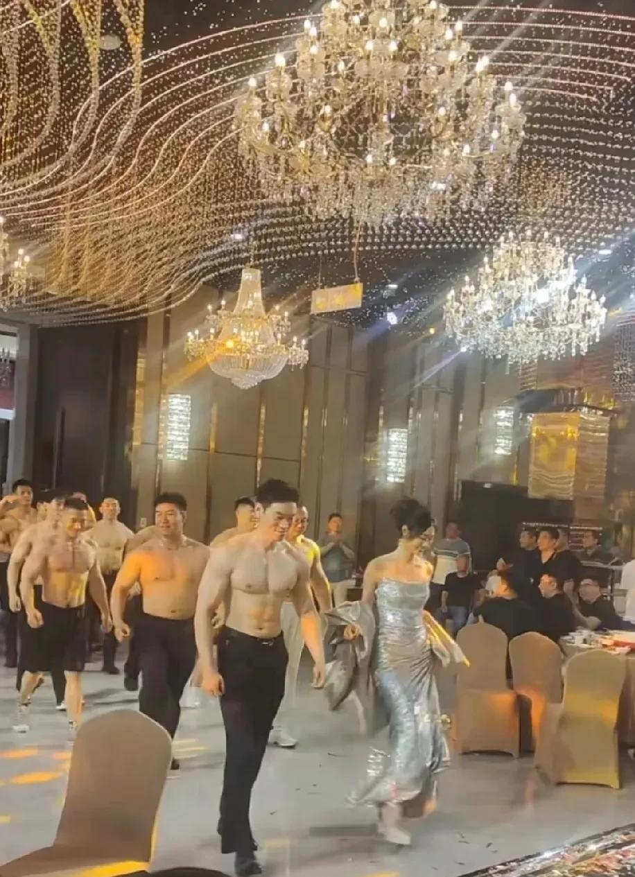 第二个大哥，你也敢混进队伍里！没点腹肌的，你还好意思出来显示了？