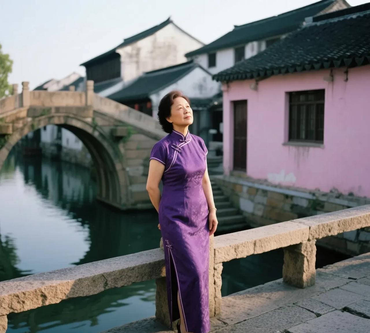 你觉得五六十岁的女人穿什么衣服比较好看，穿旗袍好看呢，还是穿连衣裙好看穿旗袍