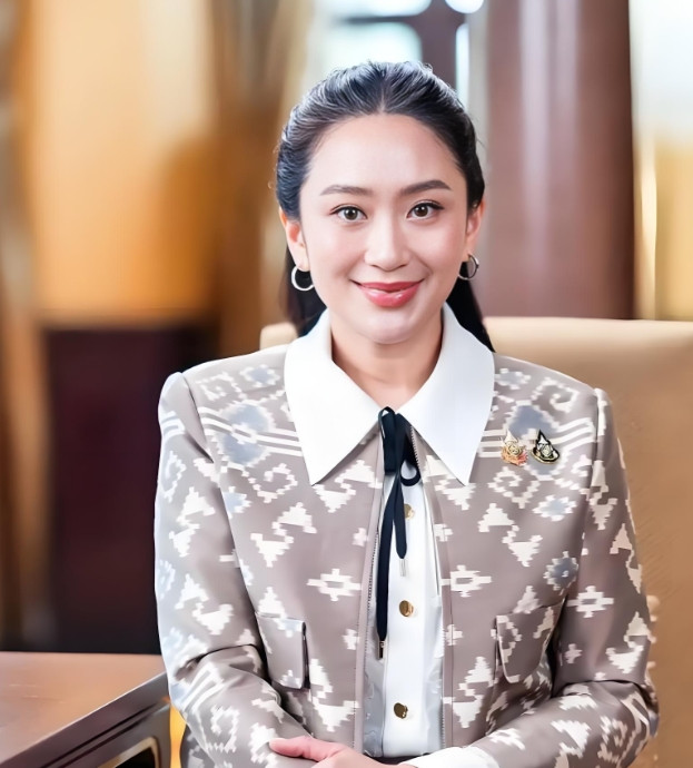 佩通坦如果不当总理，绝对是泰国的损失，就冲佩通坦的工作态度，超过99%的人。在