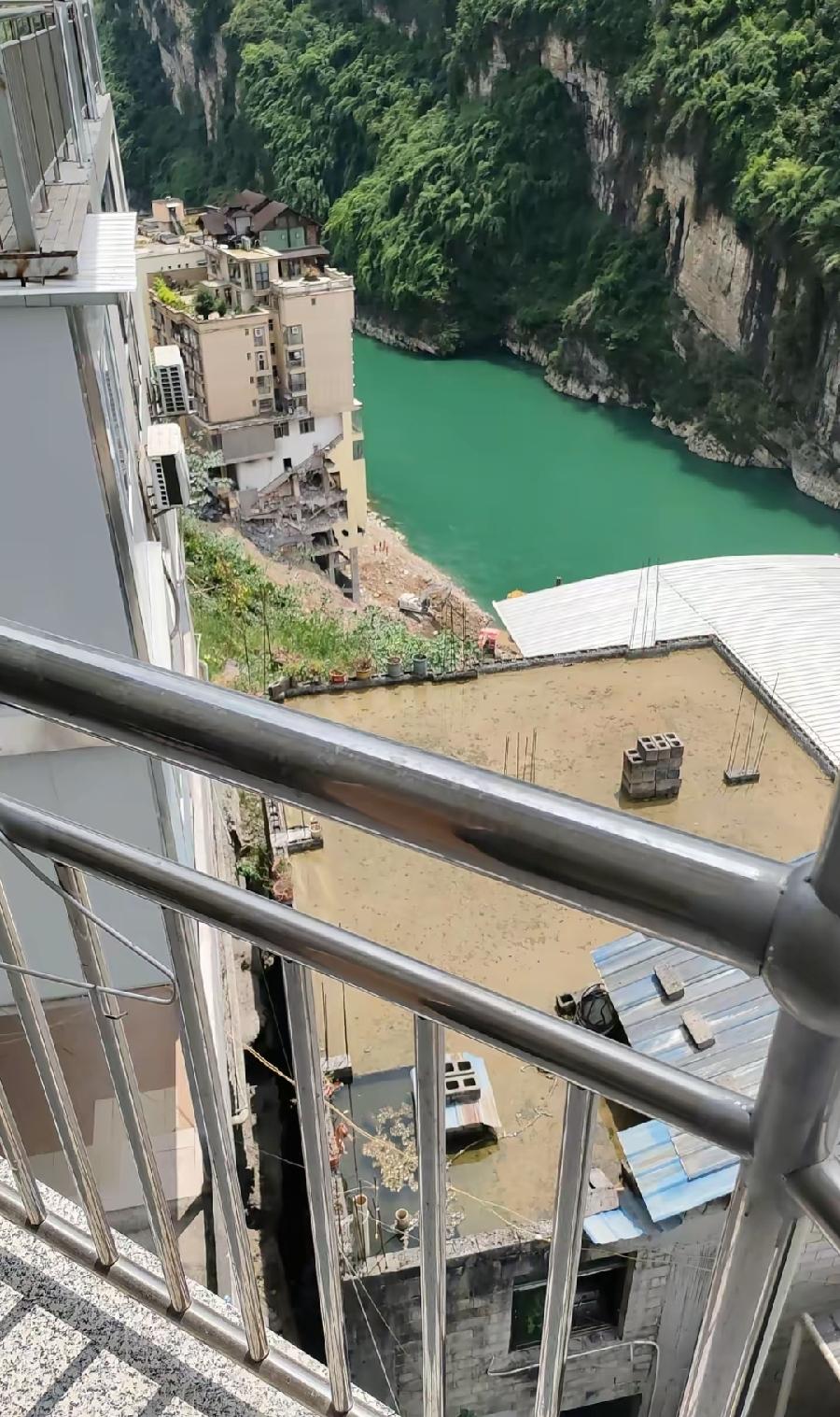 彭水坍塌附近居民要搬迁走了，刷到好几个居民的视频，都是满满的不舍，生活了几十年的