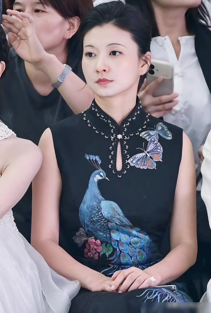 沈眉庄混到今天，商演30万，新媒体推广11万。她罕见穿复古刺绣旗袍走秀，评论区都在喊白月光。可现实是