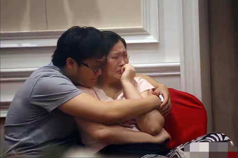 “公厕酿大祸！”夫妻二人广州旅游期间，妻子因内急冲进公厕，情急之下找了个尚未冲掉