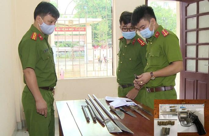 由于此前发生冲突，越南清化省沿海城市三山的两群年轻人准备了武器，安排“打斗”以化