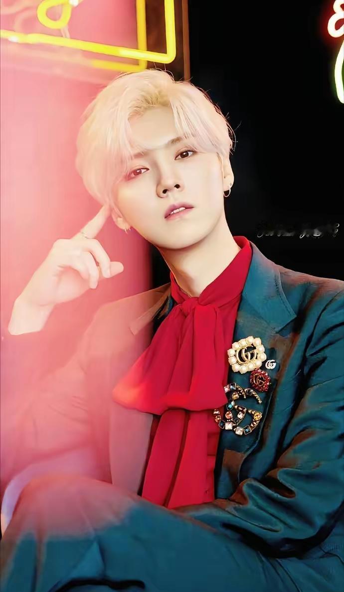 鹿晗关晓彤居然撑了七年！当年那个让微博瘫痪的官宣，多少人赌他们年底就分？现在