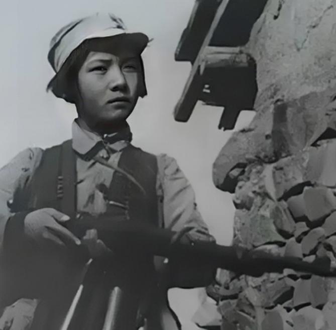 1939年，女战士徐敏准备去如厕，突然被一壮汉抱到了床榻上，对方捂住了她的嘴巴，