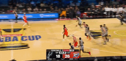 离谱！卡斯尔这360上篮太夸张了！在今天NBA季中锦标赛半决赛马刺对阵雷霆的第