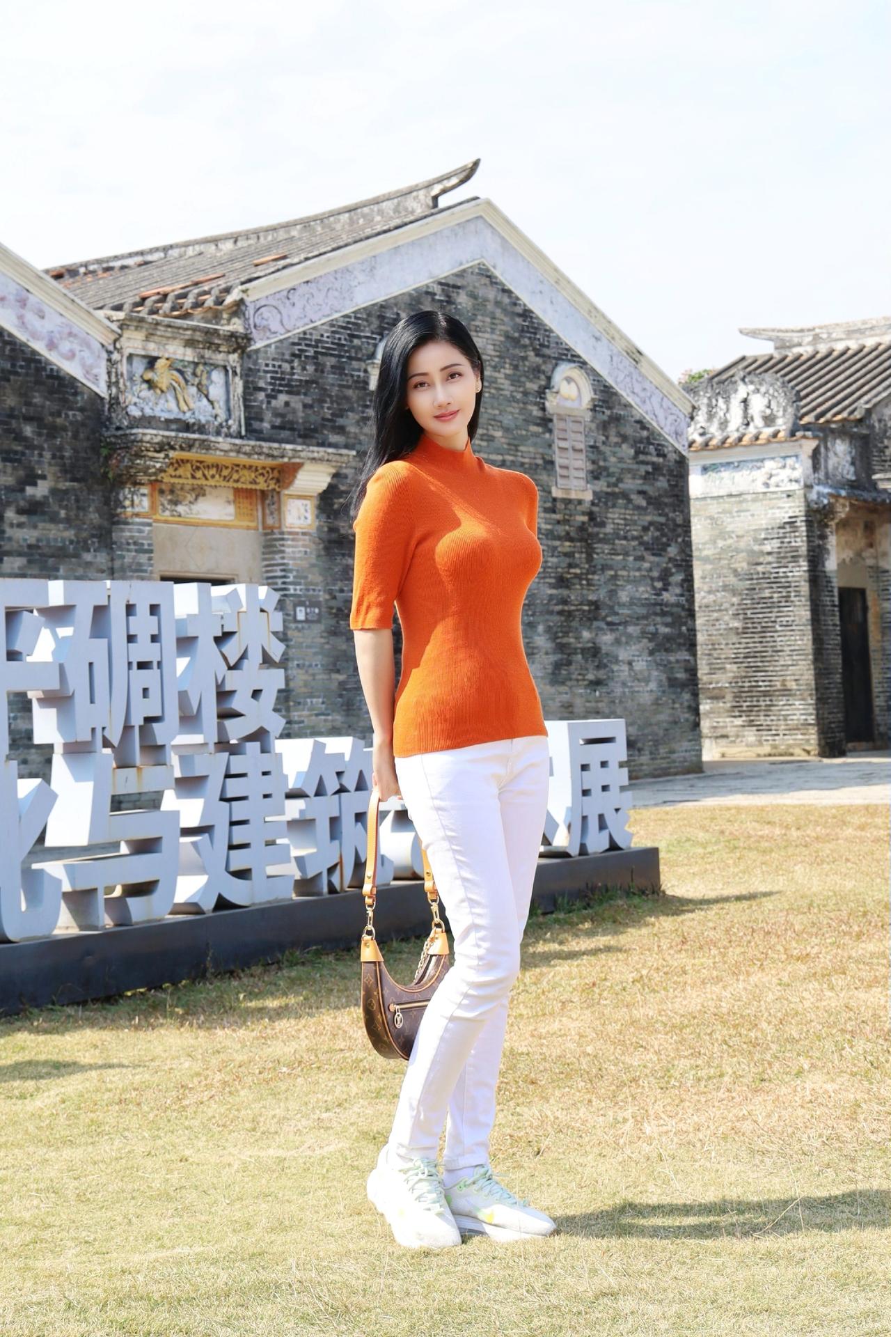 在侨乡开平，有个自力村，这里走出去的华侨遍布世界各地，村内现存15座碉楼及居庐，