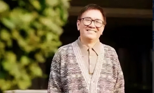 当年，黄霑追求林燕妮，林燕妮不屑地说:“我不与有家室的男人谈情说爱。”黄霑马上